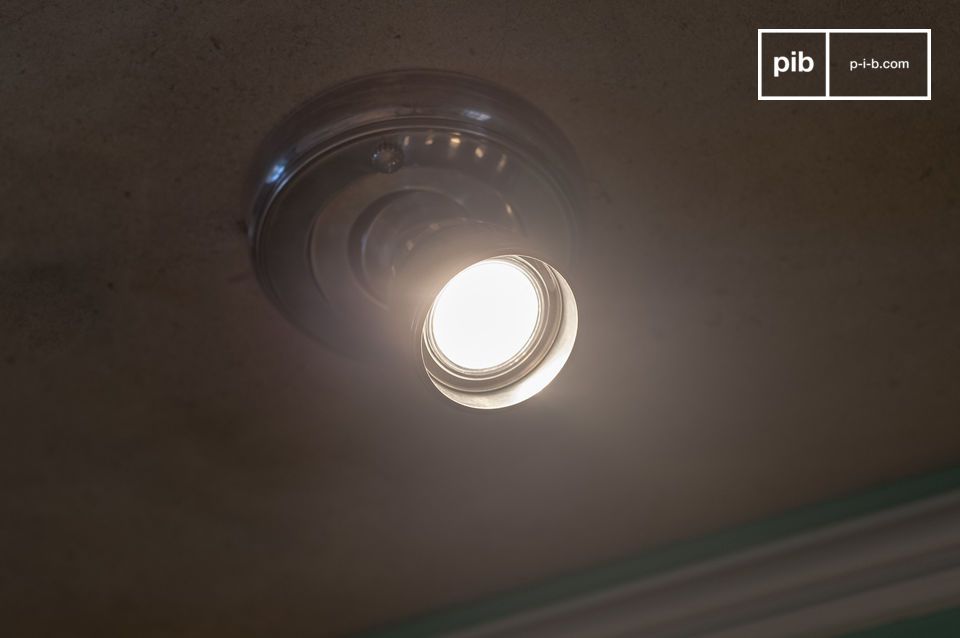 Uno spirito chic e retrò emana da questa lampada da soffitto