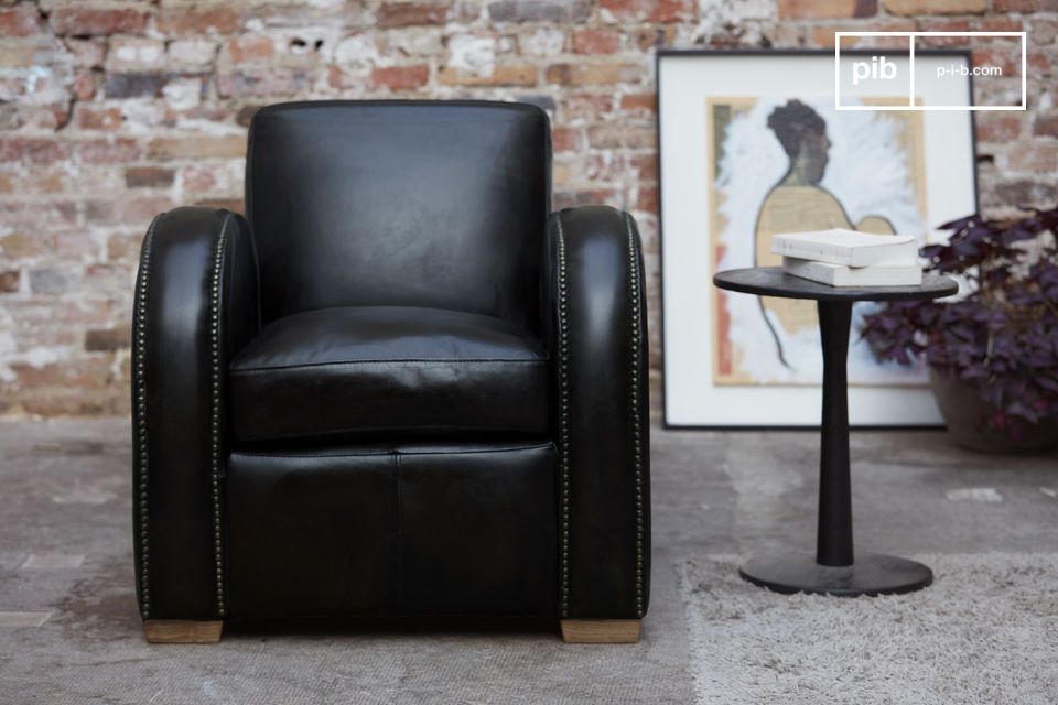 La poltrona Rockefeller Espresso si distingue dalle altre sedie da club per il suo design molto