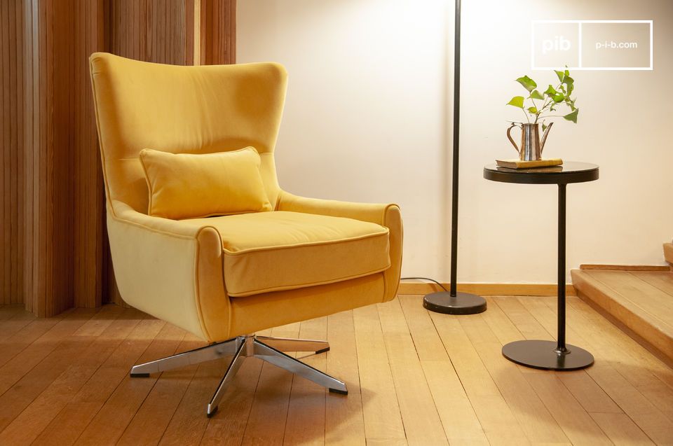 Questa sedia girevole ricoperta da un velluto giallo di alta qualità è particolarmente originale.
