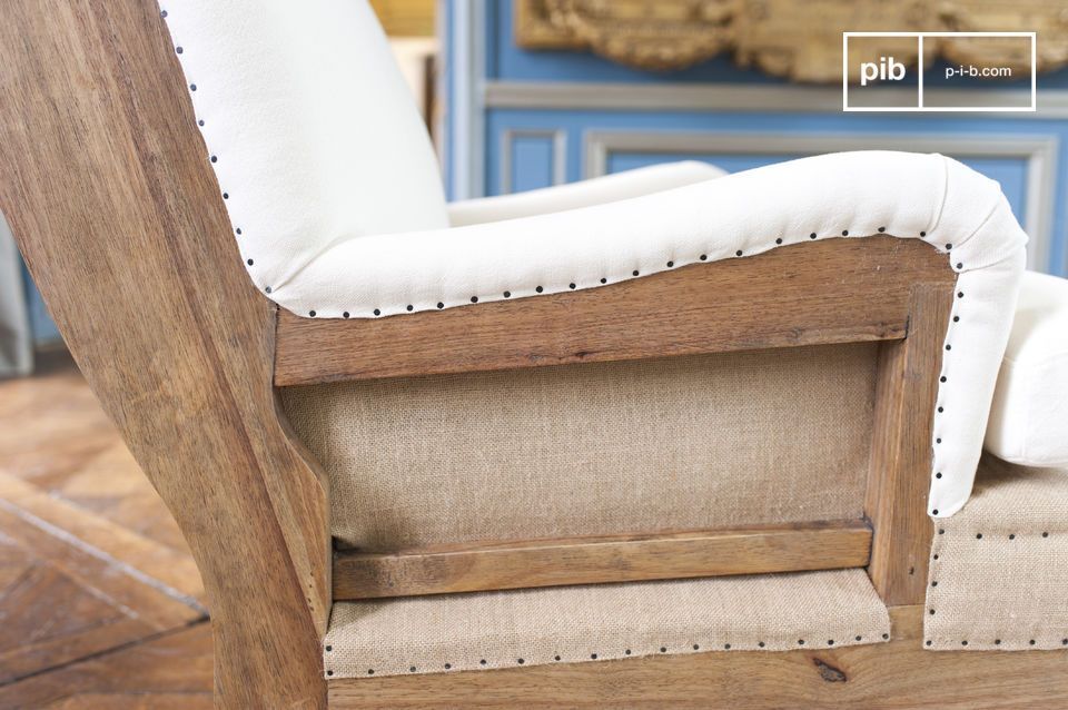 Il lino si adatta perfettamente alle curve della sedia.