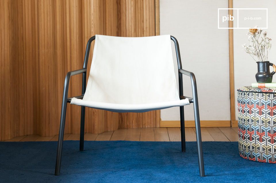 La geometria della sedia le conferisce un aspetto arioso.