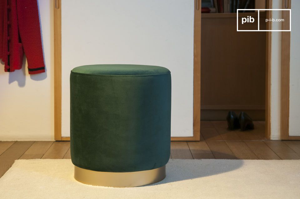 Pouf in velluto verde intenso con base dorata.