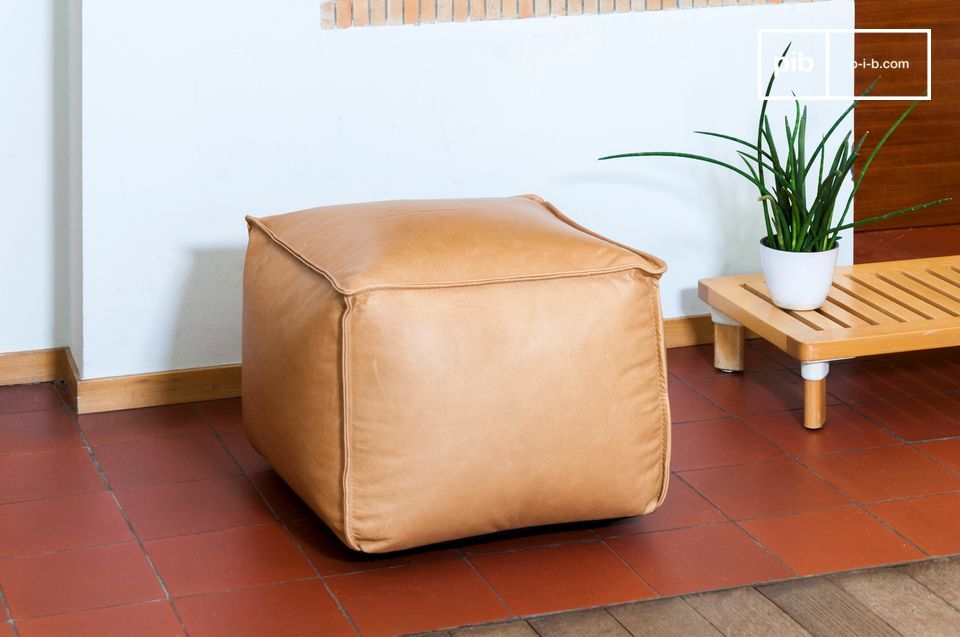Pouf a forma cubica, ideale per un comfort assoluto.