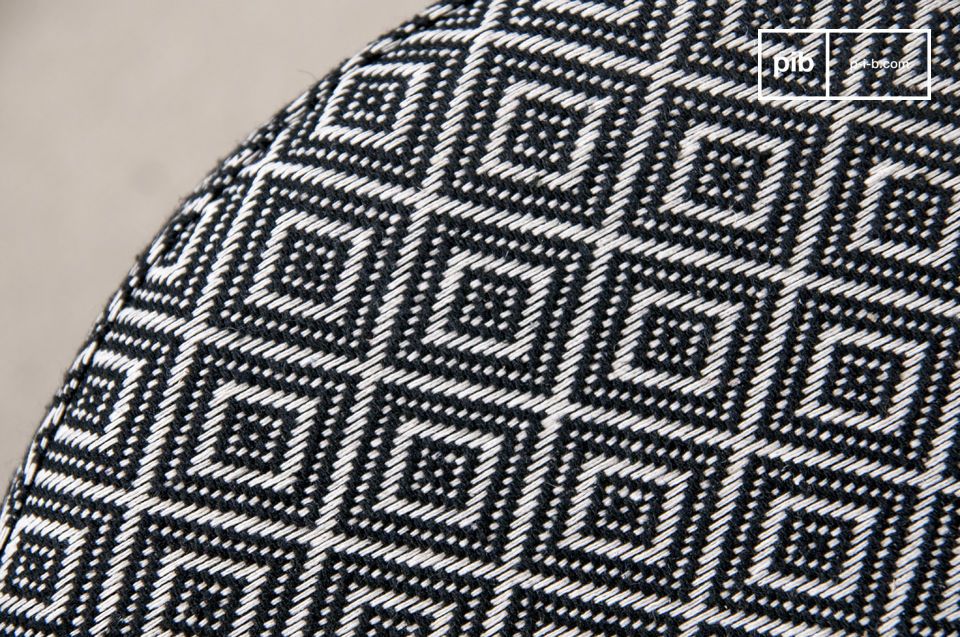 Elegante tessitura in bianco e nero con motivi geometrici.