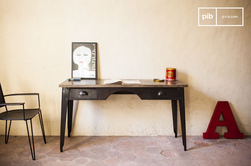 Elegante scrivania con uno spirito vintage nero e legno.