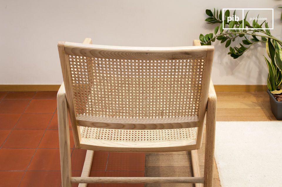 Schienale della sedia con i dettagli naturali del legno massello.