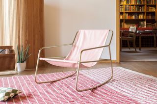 Sedia a dondolo scandinava Lünd rosa