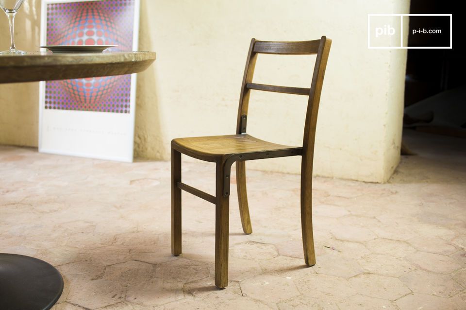 Una sedia da bistrot di alta qualità con un design elegante.