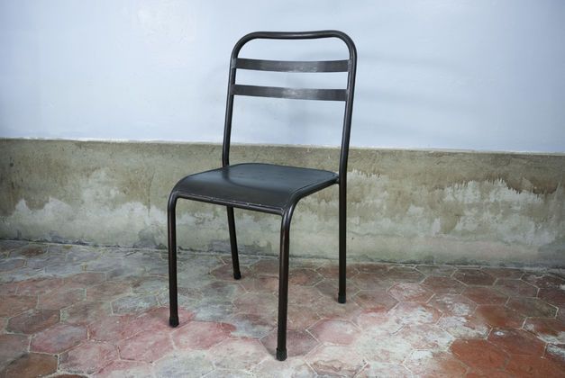 Sedia accatastabile in metallo marrone