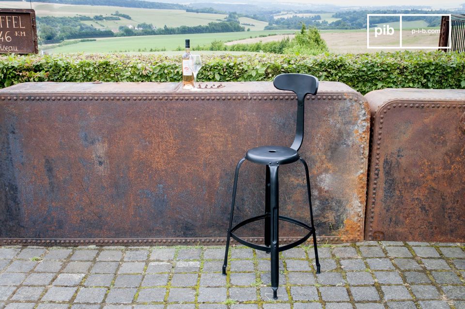 Un bel bistrot cercare una bella sedia da bar.