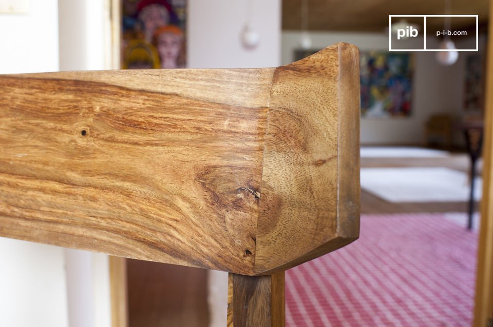 Realizzata in legno massiccio verniciato, la sedia Elsa è molto stabile e resistente