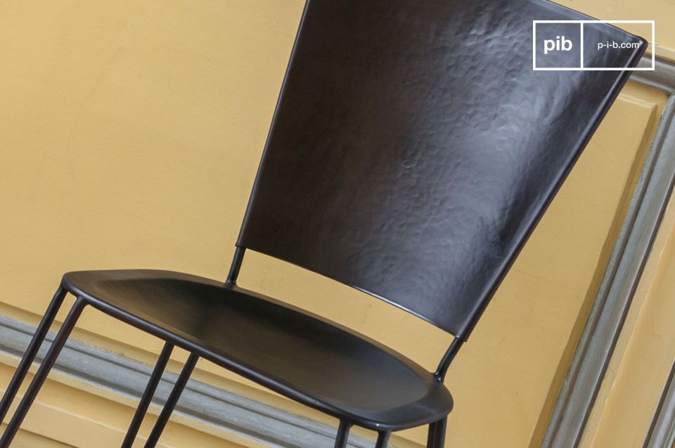 La sedia in metallo Matteo combina materiali robusti e ben lavorati e innovazioni di design
