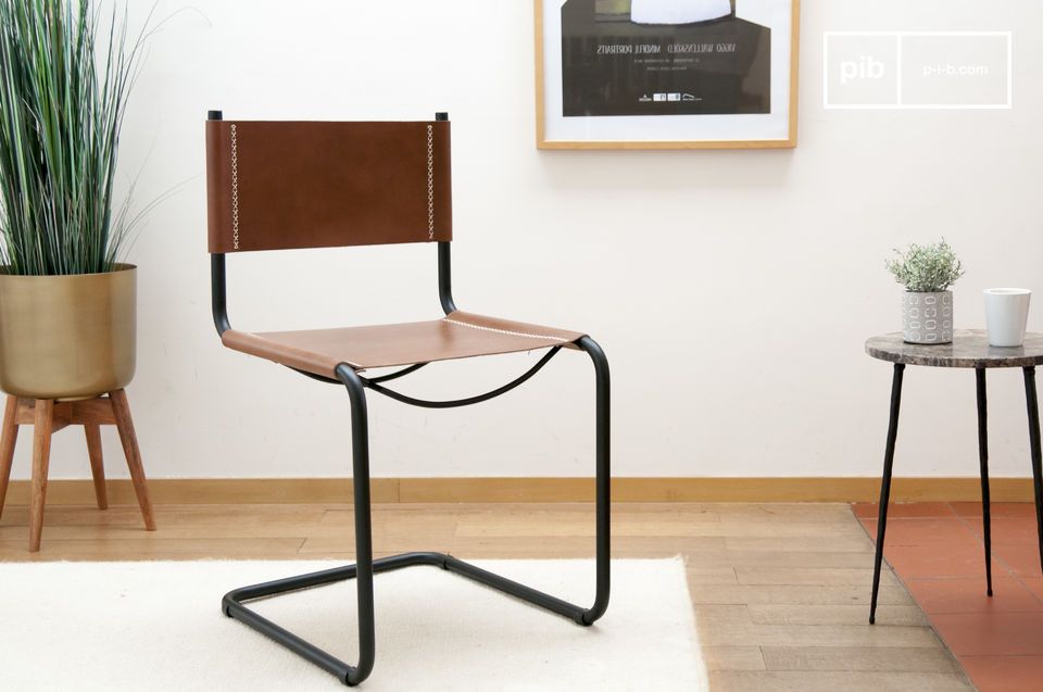 Graziosa sedia dal design iconico in pelle marrone e metallo nero opaco.