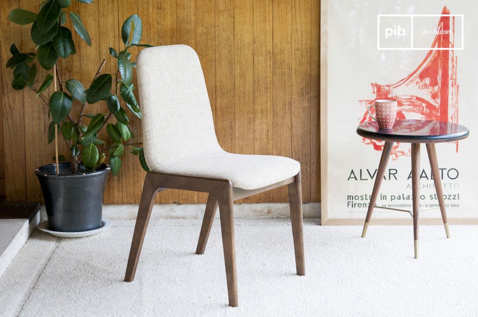 La sedia ha un design raffinato e delicato.