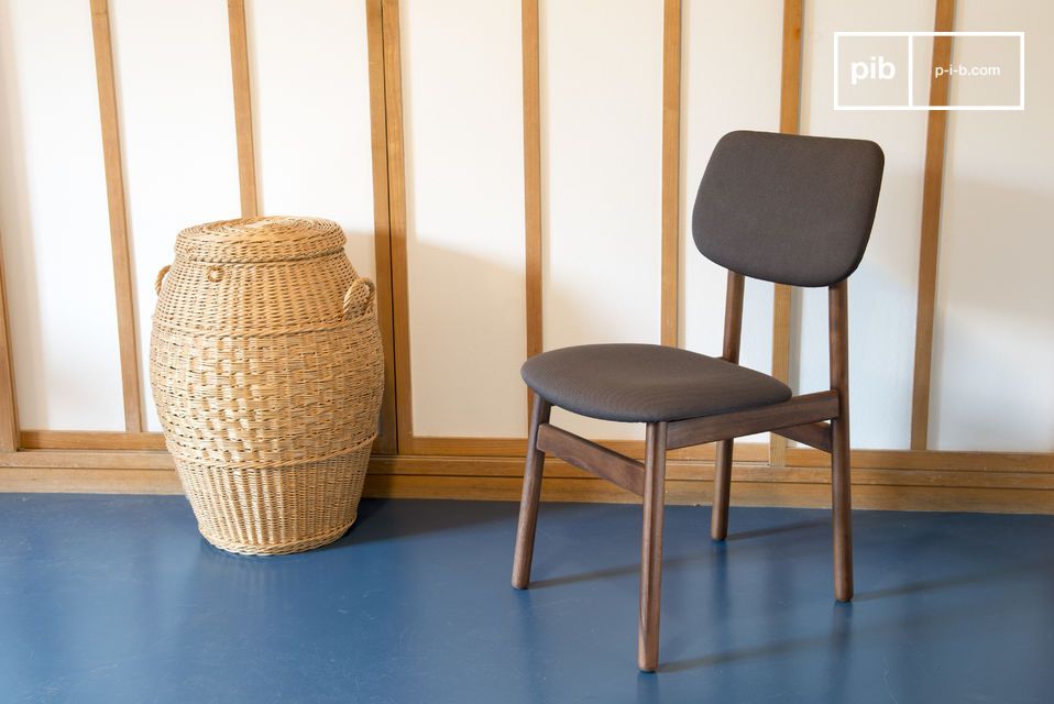 Il gioco di angoli di questa sedia la rende un elemento decorativo per i vostri interni.