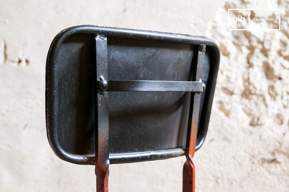 La sedia è stata realizzata in metallo ed é caratterizzata da una bellissima combinazione di