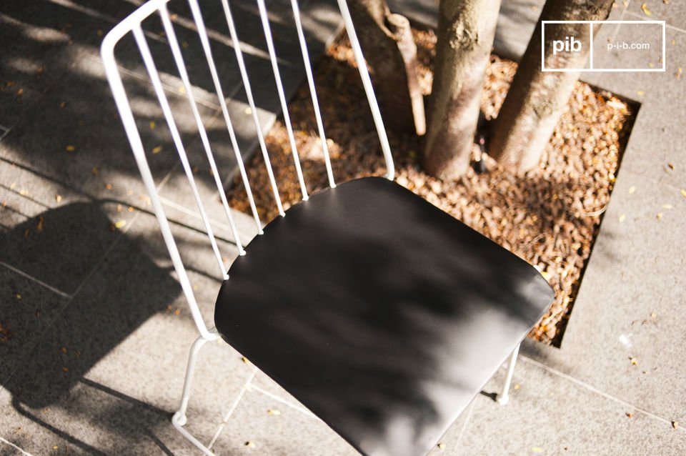 Questa sedia è interamente realizzata in metallo ed è stata pensata per durare nel tempo