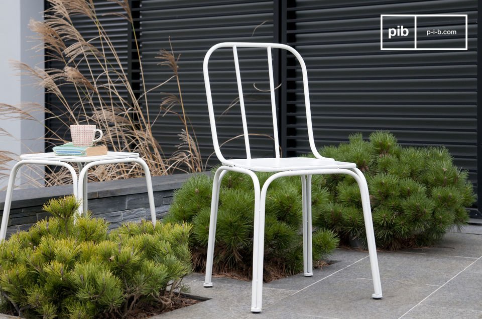 Graziosa sedia in metallo bianco con un design scandinavo.