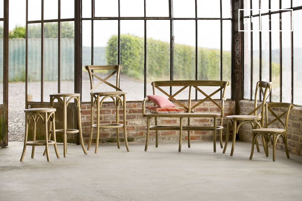 La sedia Pampelune, in set da due, unisce comfort e praticità grazie al suo design impilabile