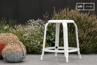 Sgabello da studio con chiodi bianchi