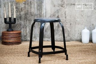 Sgabello da studio in nero opaco e con chiodi