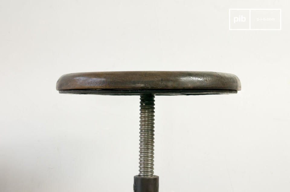 Il sedile è regolabile in altezza tramite un'ampia asta metallica.