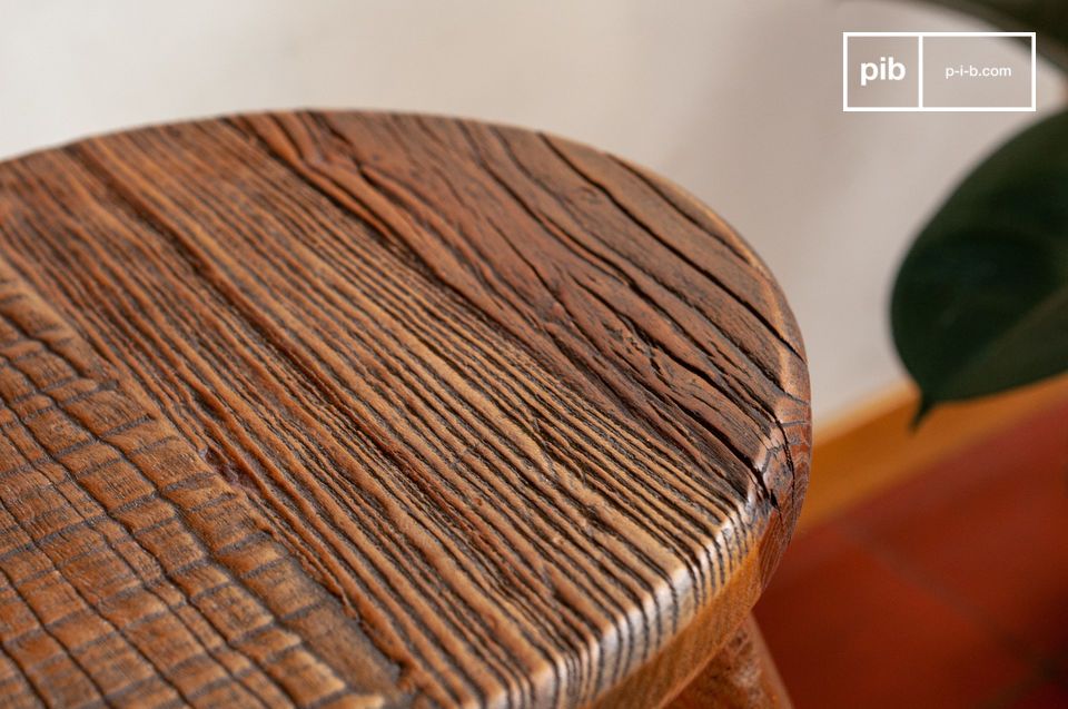 Uno sgabello shabby robusto e leggero realizzato con legno di olmo antico; le venature gli