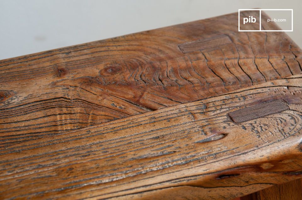 Uno sgabello shabby robusto e leggero realizzato con vecchio legno di olmo