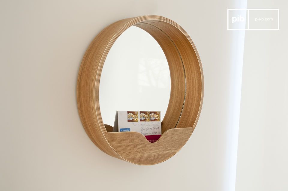Elegante specchio in legno in stile scandinavo.