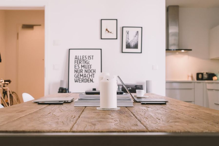 tavolo da cucina con postazione lavoro