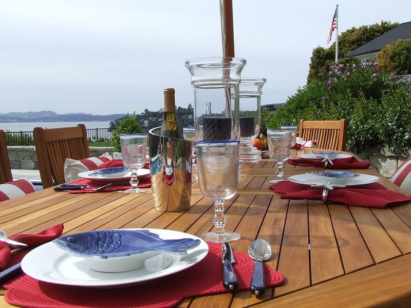 vista sul mare con tavolo di legno