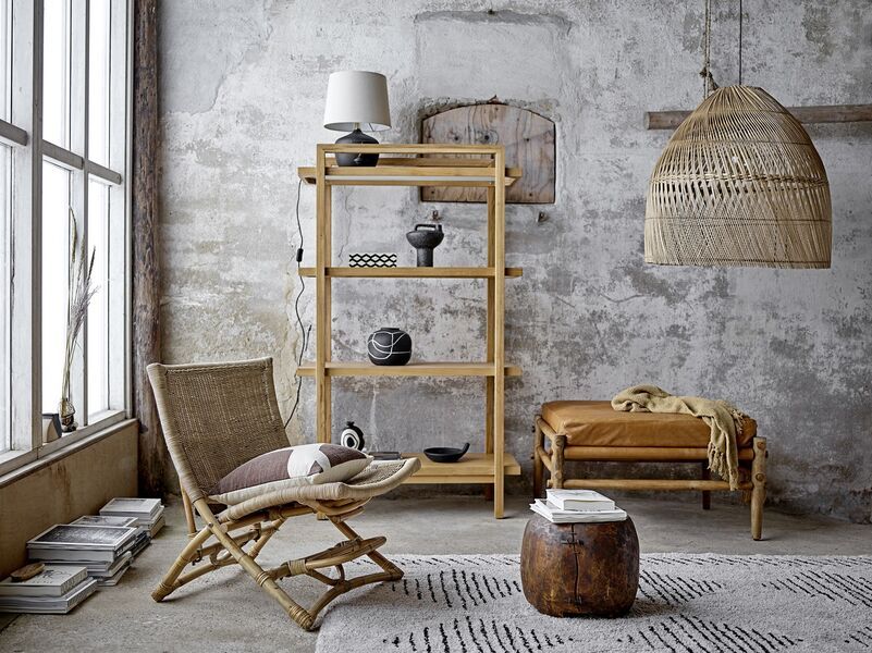 Tavolini in legno, sedie in bambù e cesti sospesi in rattan
