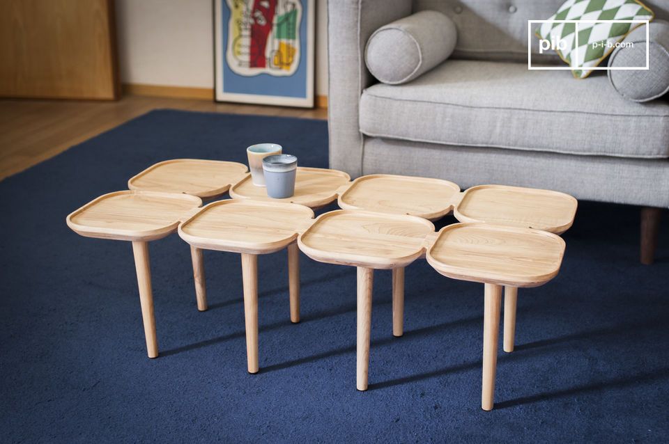 Originale tavolino in legno chiaro.