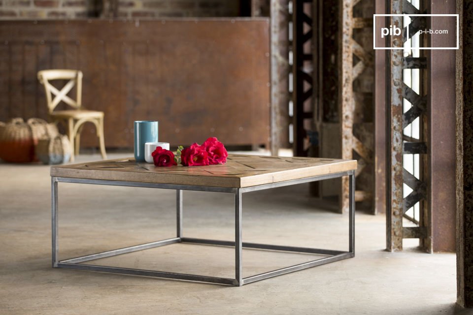 Tavolo quadrato che combina legno lavorato e metallo non trattato.