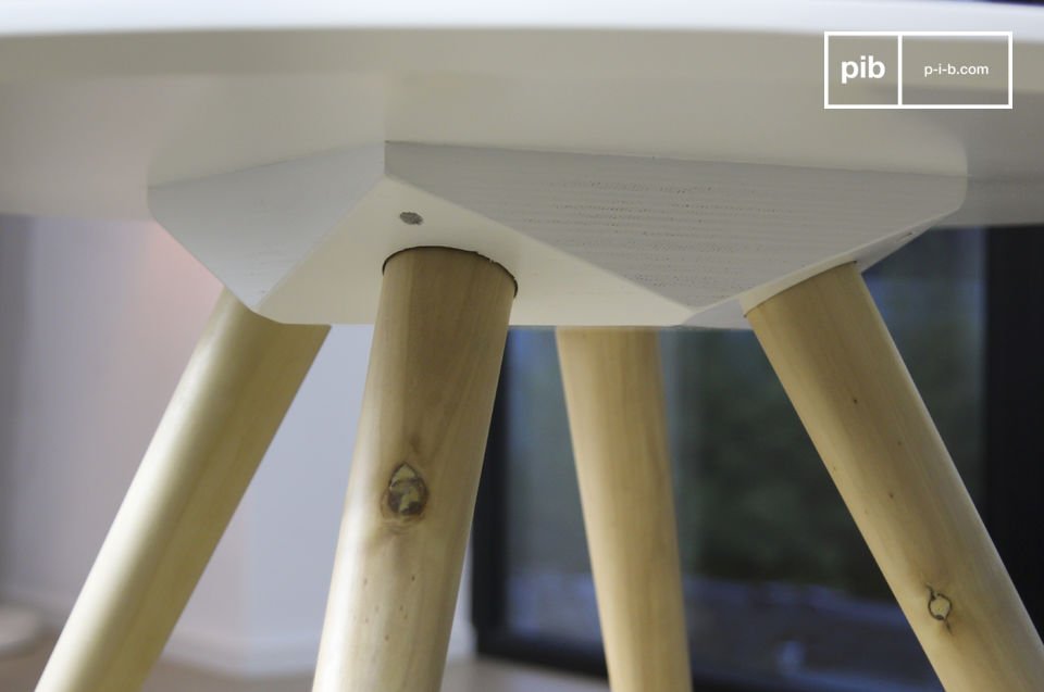 Il tavolino Beel è un sobrio mobile nordico che colpisce per luminosità