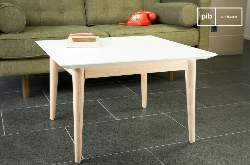 Tavolino quadrato con piano bianco e base in legno.