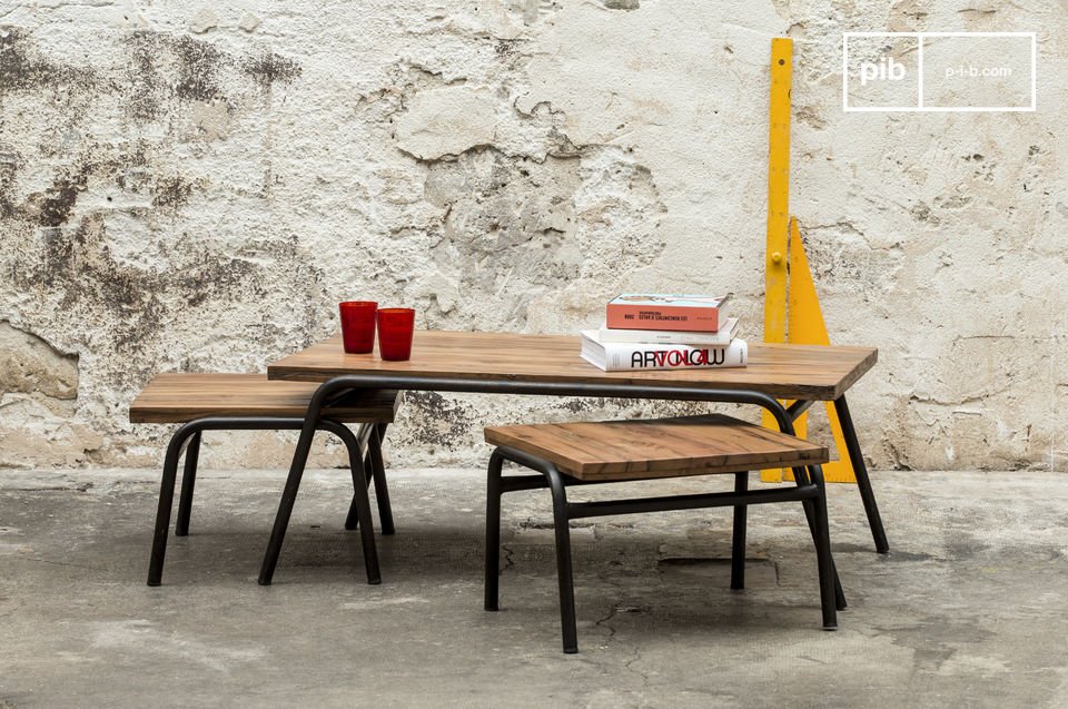 Tavolino in legno massello in stile industriale.