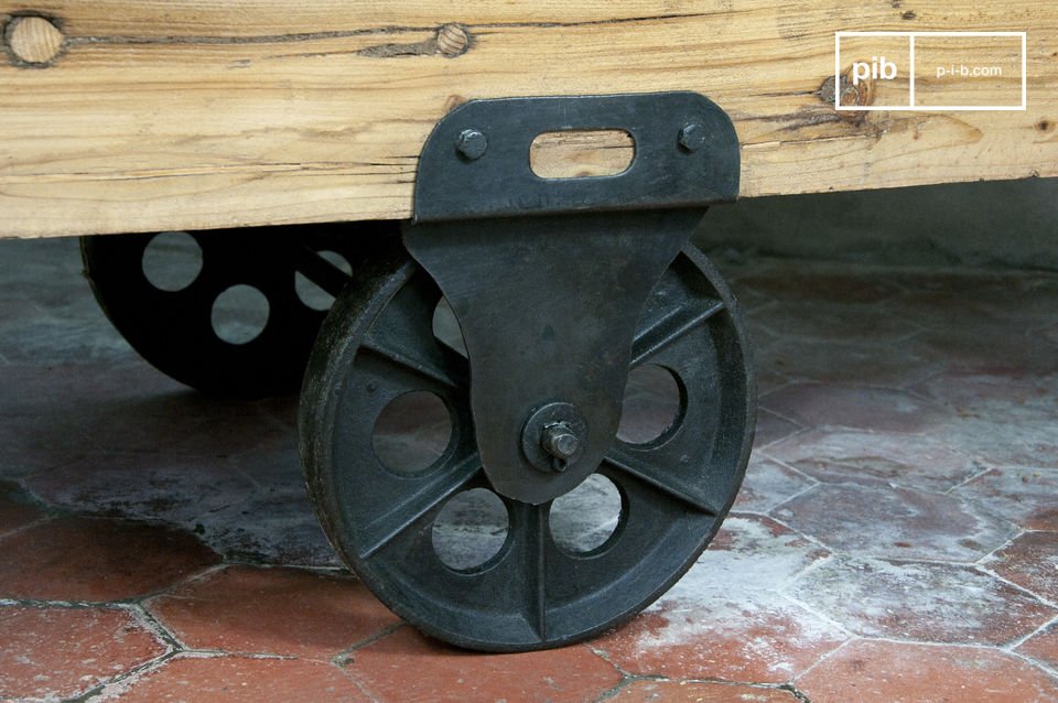 Tavolo realizzato in legno verniciato di grosso spessore e montato su ruote in ghisa.