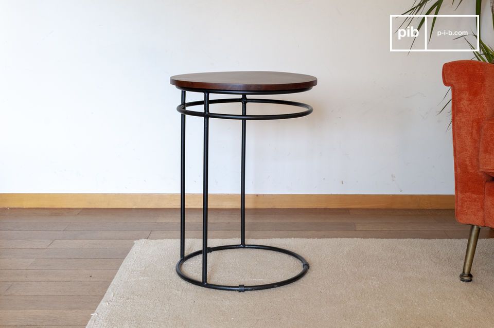 Il tavolino Cino ha una base in metallo con 3 anelli neri opachi che sostengono un bellissimo piano