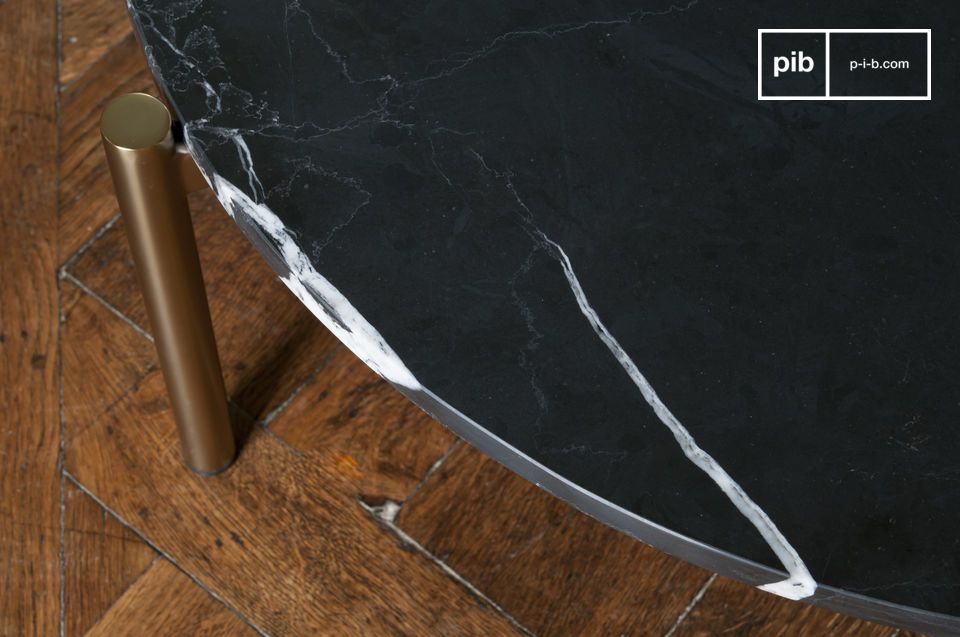Un tavolino in marmo dall'animo scandinavo