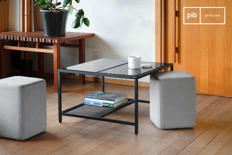 Bellissimo tavolino in stile internazionale con pouf.