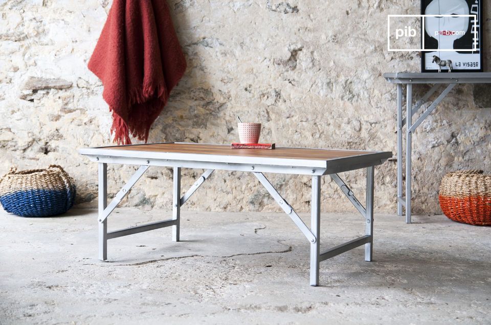 Bellissimo tavolo industriale e legno chiaro.