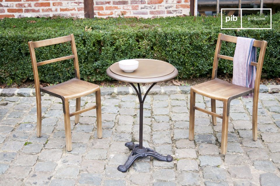 Un tavolo da bistrot per condividere un caffè con stile.