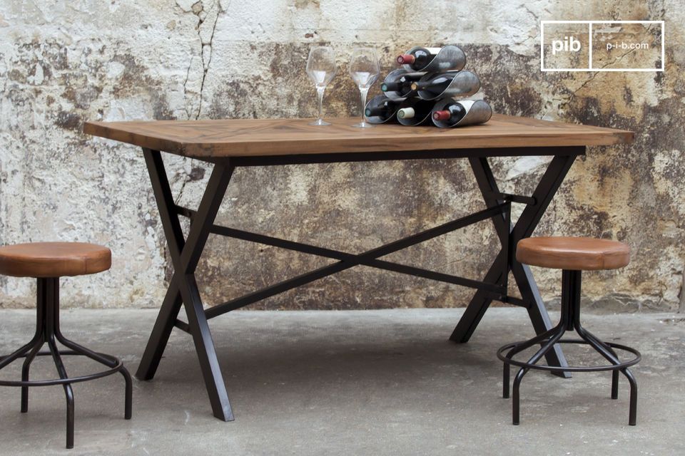 Il tavolo è decisamente industriale, e di una robustezza impeccabile.