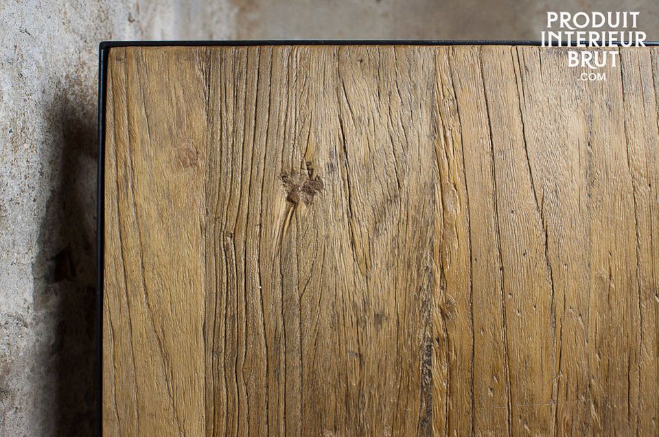 Questo tavolo consolle enfatizza la bellezza del vecchio legno grezzo in modo semplice ma di