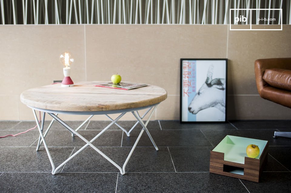 Bellissimo tavolo rotondo in legno chiaro con base in metallo bianco.