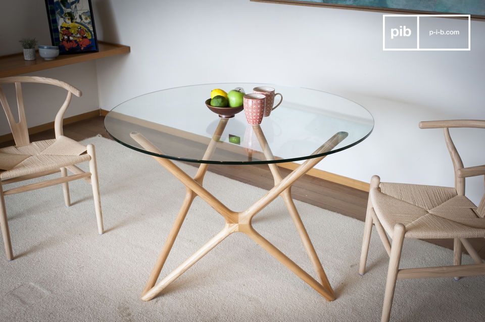 Tavolo in vetro e legno chiaro per un set ultra-design.