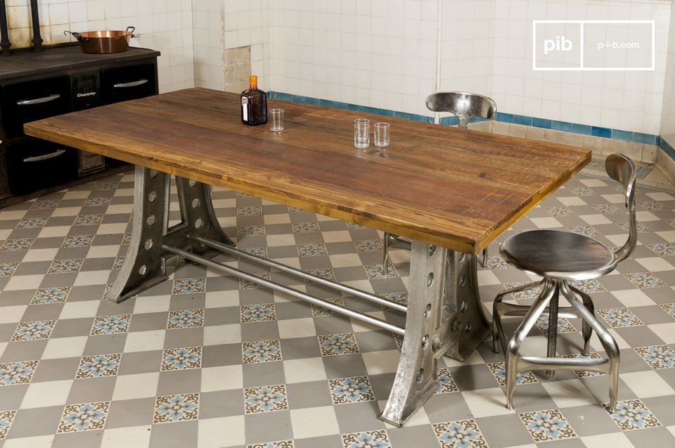 Un grande tavolo da pranzo dal caratteristico design industriale.