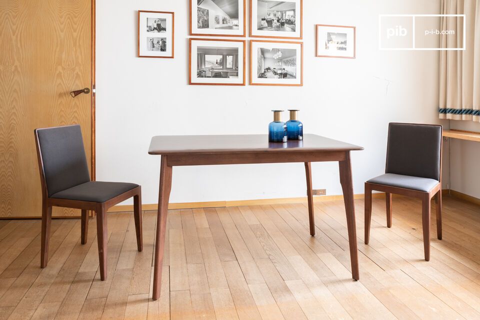 La semplicità scandinava incontra il fascino degli anni '60 in un design compatto e versatile, impreziosito dal legno di acacia con finitura noce.