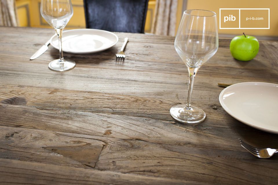 Servite i vostri pasti di festa su questo piano di legno di olmo.